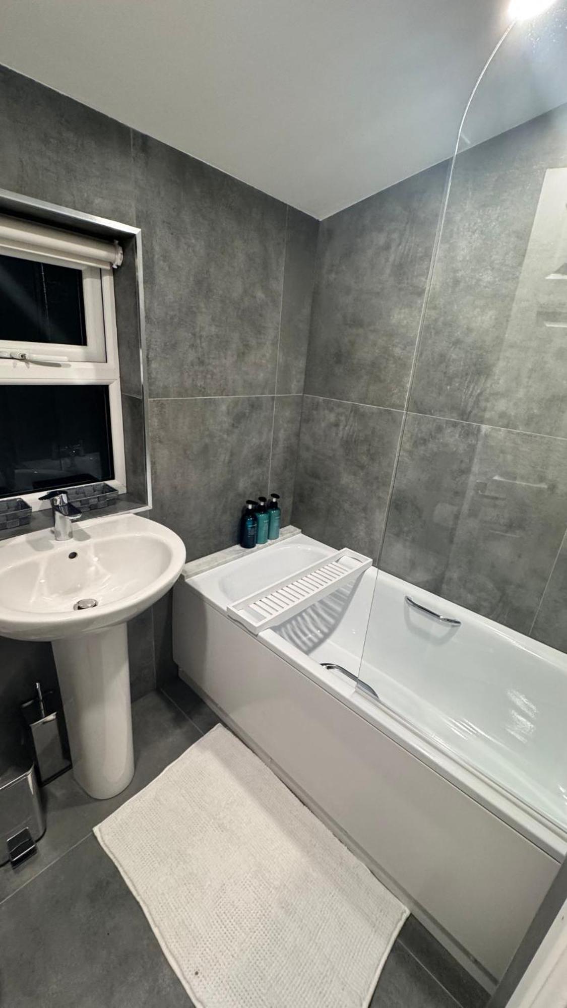 Appartamento 2 Bedroom 2 Bth Deluxe Suite, Netflix Games, Near Putney Station, Fulham And Wimbledon, Ideal For Business And Relocator *